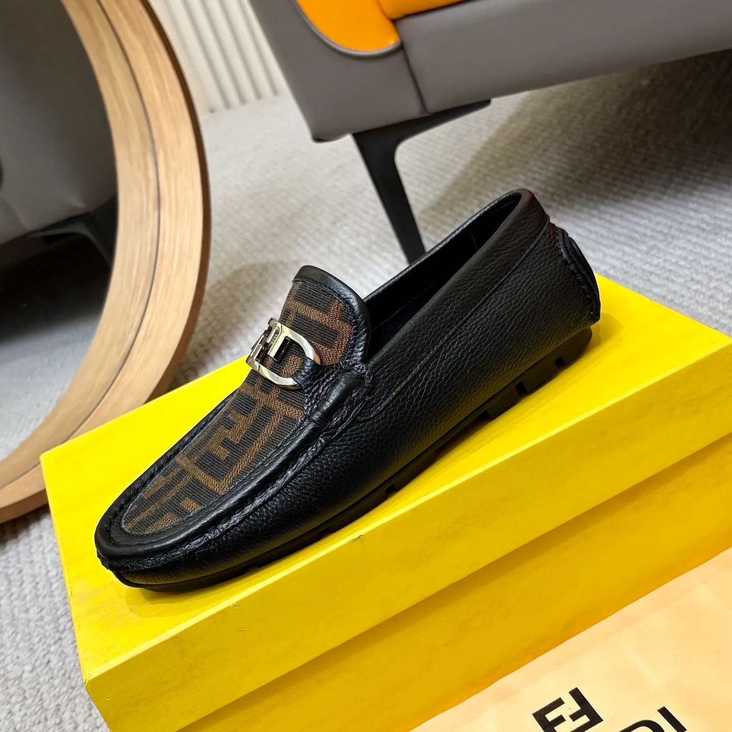 Men's shoes 💰420 [FENDI Fendi] 2⃣️0⃣️2⃣️5️⃣New Milan men's fashion lazy catwalk style ✅ fashionable casual beanie shoes, imported calfskin fabric, super smooth texture, sweat-absorbent and breathable, (sheepskin lining). Metal LOGO on the shoe body, Medusa avatar, irregular avatar, high-end craftsmanship logo✅ French Loft set foot design style 👟Low-key and elegant, great on-foot effect... Men's shoe size: 38-46 (4-12)